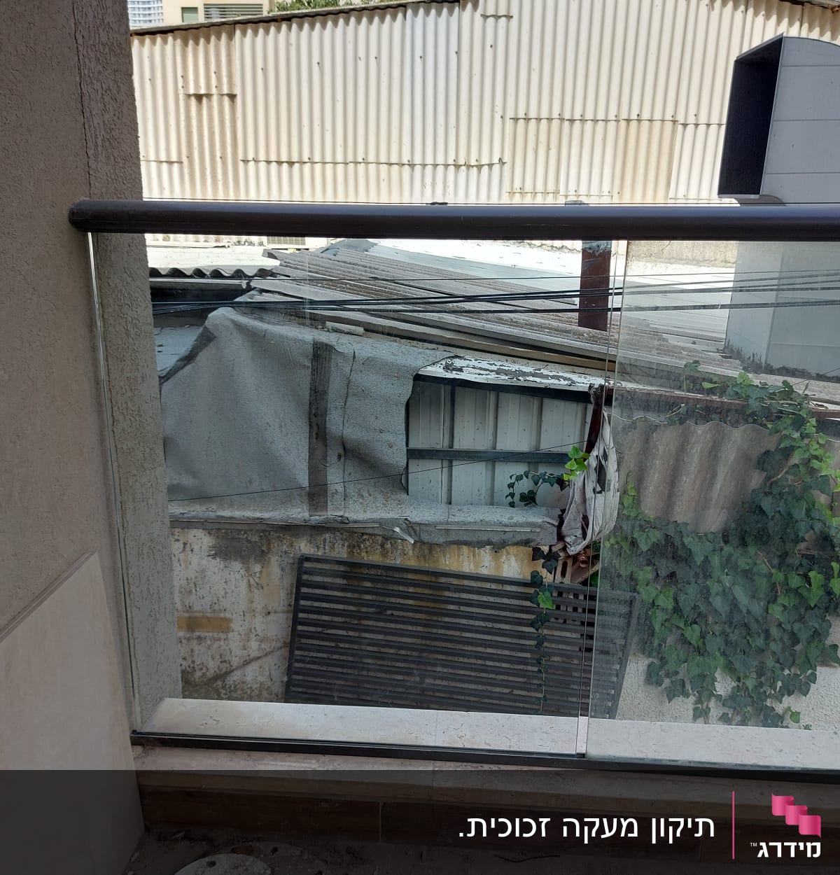 מעקה זכוכית עם מסגרת מתכת במרפסת